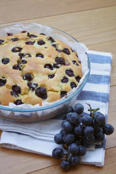 Pastel Dulce Italiano Llamado Focaccia Con Uva Negra Una Mesa — Foto de Stock