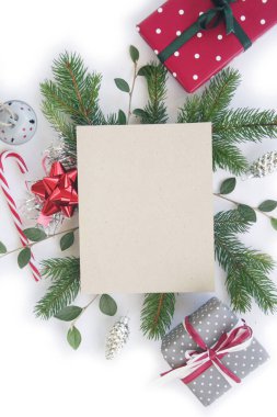 Beyaz arka planda gümüş ve kırmızı Noel süslemesi