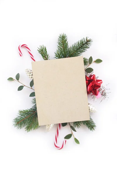 Χριστουγεννιάτικα Στολίδια Και Πράσινα Κλαδιά Πεύκου Λευκό Φόντο Αντίγραφο Χώρο — Φωτογραφία Αρχείου