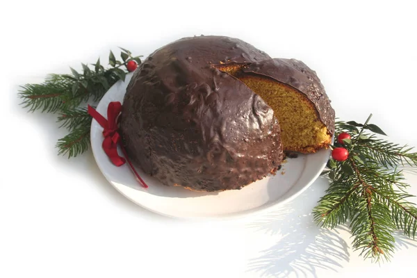 İtalyan geleneksel tatlı pastası Parrozzo, Noel süsüyle bembeyaz bir tabakta badem ile yapılır.