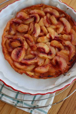 Ahşap arka planda ev yapımı şeftalili tart tatini. Karamelli Fransız şeftalili pasta veya turta. 