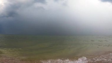 Deniz kenarında hava harika. Güneş ışınları bulutları delip geçiyor.