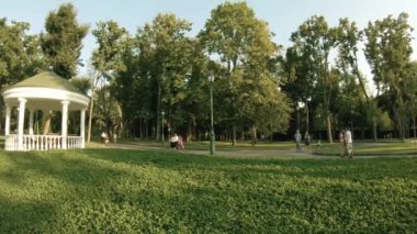 Güzel bir parkta yürümek. Şehir merkezinde temiz, güzel bir park. Parkta dinlen.. 