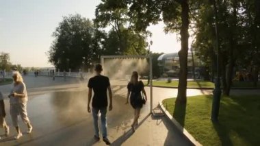 Güzel bir parkta yürümek. Şehir merkezinde temiz, güzel bir park. Parkta dinlen.. 