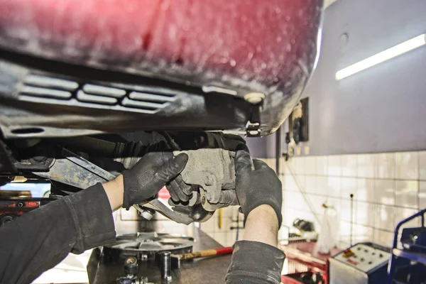 Mécanicien Atelier Remplace Roulement Sur Essieu Avant Voiture Images De Stock Libres De Droits