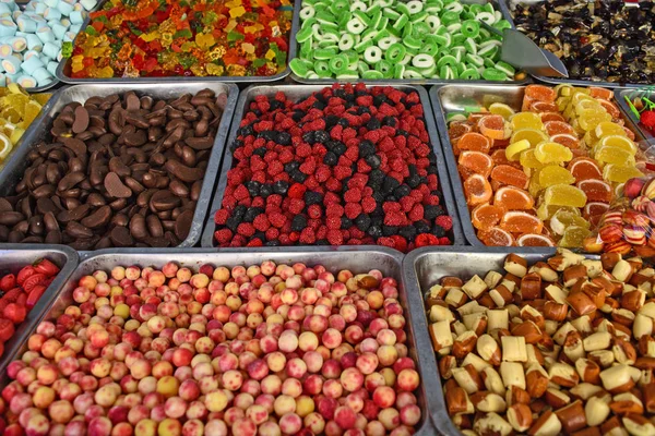 Verschiedene Süßigkeiten Auf Dem Markt Kunden Bieten — Stockfoto
