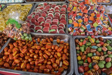 Müşterilere sunmak için piyasada çeşitli tatlılar.