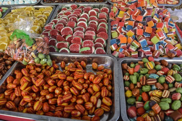 Verschiedene Süßigkeiten Auf Dem Markt Kunden Bieten — Stockfoto