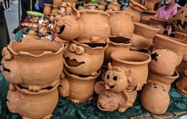 Çeşitli dekoratif kil saksı satışı geleneksel sokak.