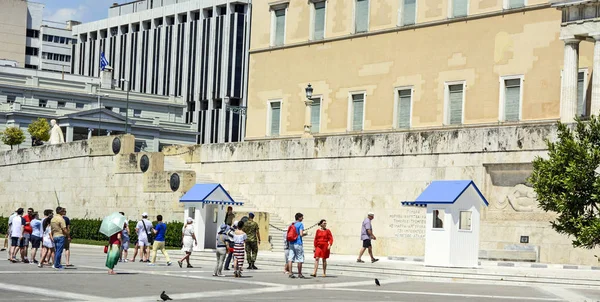 Athens Griechenland Juni 2016 Touristen Warten Auf Die Änderung Der — Stockfoto