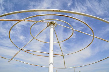 Yaz günü ve mavi gökyüzü seyahat beyaz bulutlar.