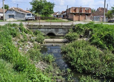 Köy çalıştırılan çok kirli nehir.