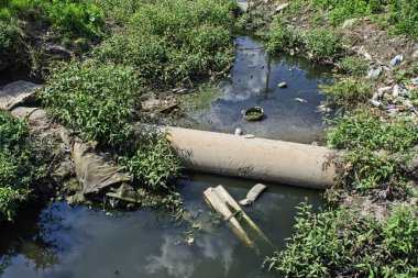 Köy çalıştırılan çok kirli nehir.