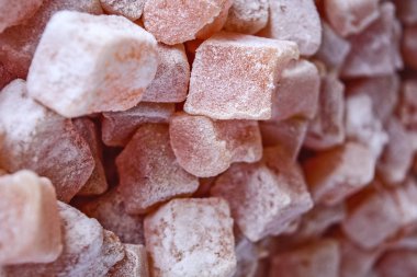 Güzel, tatlı ve yumuşak özel lokum bazı satın almak belgili tanımlık çarşı için bekliyor.