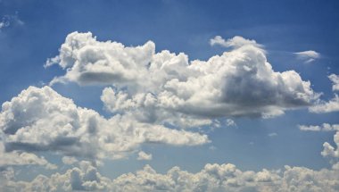 Yaz günü ve mavi gökyüzü seyahat beyaz bulutlar.