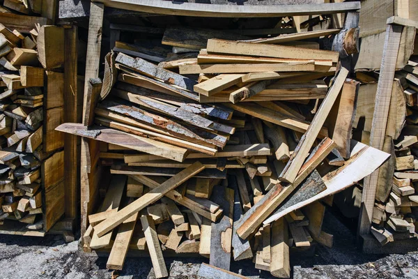 Ξύλο Στην Αποθήκη Κόψτε Κούτσουρο Και Έτοιμο Προς Πώληση — Φωτογραφία Αρχείου