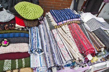 Bir tablo üzerinde yerli el dokuması patchwork.