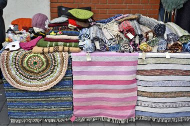 Bir tablo üzerinde yerli el dokuması patchwork.
