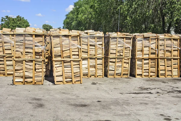 Depoda odun var, kütüğü kes ve satışa hazır ol..