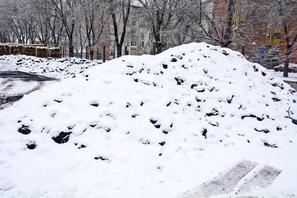 Bobina Aquecimento Aquece Sob Neve Espera Venda — Fotografia de Stock