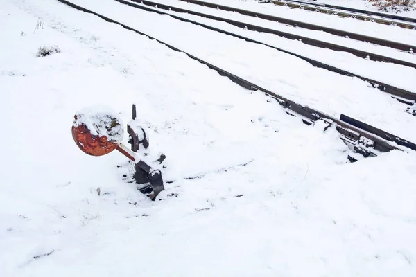 Railroad Tracks Kruisingen Het Treinstation Vallende Sneeuw — Stockfoto