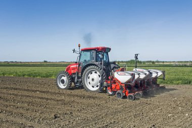 Curug, Sırbistan, 20, Nisan 2018. Bahar Ekim. Çiftçi bir traktör ile kendi alanında Mısır sows.