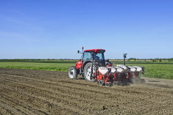 Curug Serbia April 2018 Frühlingsaussaat Landwirt Mit Traktor Sät Mais — Stockfoto