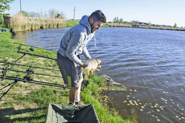 Joven Pescador Con Una Carpa Recién Capturada Posa Antes Volver — Foto de Stock