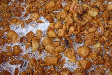 Domuz pastırma pişirme ve şişman ve taze cracklings elde etme.