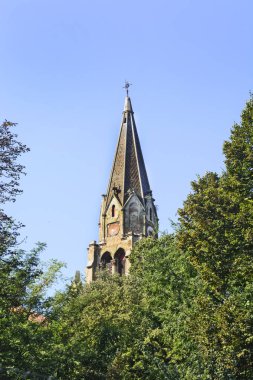 Restorasyon için bekliyor eski Katolik Kilisesi'nin çan kulesi bir parkta gölgesi bir görünüm.