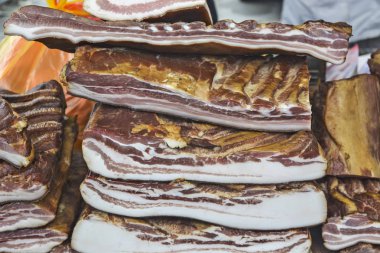 Satılık maruz masanın üzerine ev yapımı domuz pastırması.