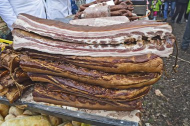 Satılık maruz masanın üzerine ev yapımı domuz pastırması.