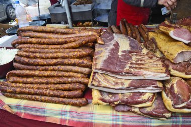 Füme ve kurutulmuş domuz sosisi ve diğer ürünler