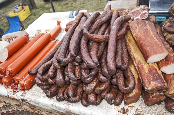 Embutidos de cerdo ahumados y secos y otros productos —  Fotos de Stock