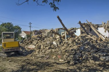 Eski kır evinin harabesi