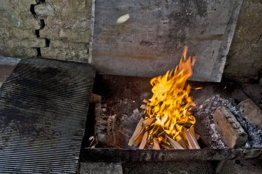 Yangın grill için hazırlanıyor