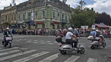 Eski Vespa mopedleri geçit töreni
