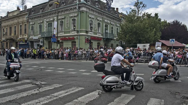 Desfile de los viejos ciclomotores Vespa — Foto de Stock