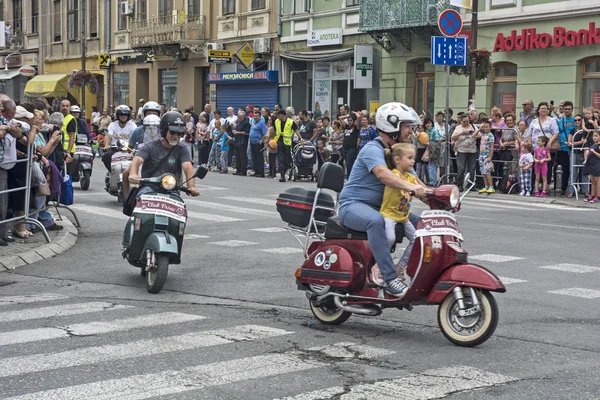 Desfile de los viejos ciclomotores Vespa — Foto de Stock