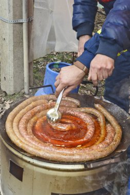 Açık havada pişmiş sosis