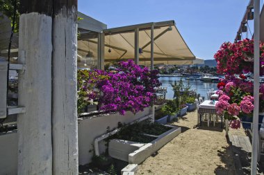 Neos Marmaras sahilinde restoran