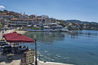 Neos Marmaras sahilinde küçük bir restoran