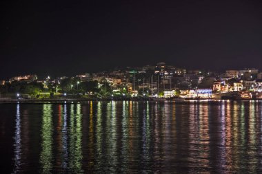 Gece Neos Marmaras şehrinin panoraması