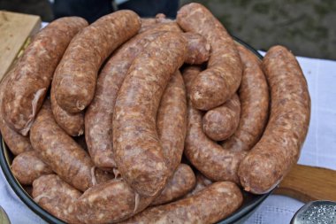 Bir kasede taze üretilen sosis