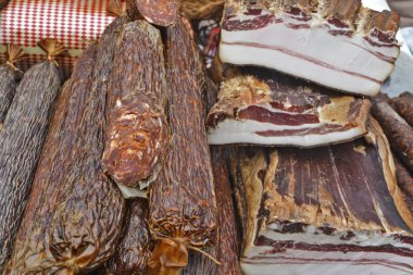 Füme domuz pastırması ve sosis Satılık