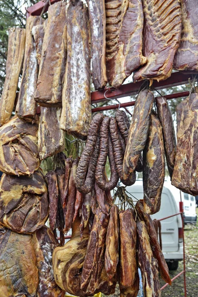 Suszone mięso i różne produkty w ofercie — Zdjęcie stockowe