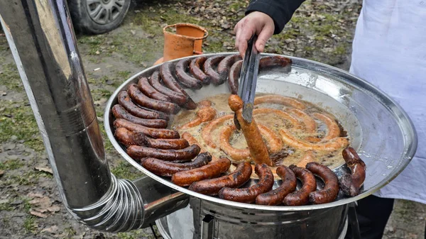Сосиски будут печь на открытом воздухе — стоковое фото