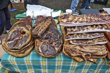 Füme jambon, domuz pastırması ve sosis Satılık