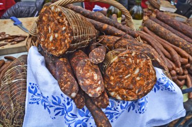 Füme ve kurutulmuş domuz sosisi ve diğer ürünler