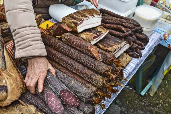 Μπέικον, λουκάνικα και χοιρινό λίπος στην πώληση — Φωτογραφία Αρχείου